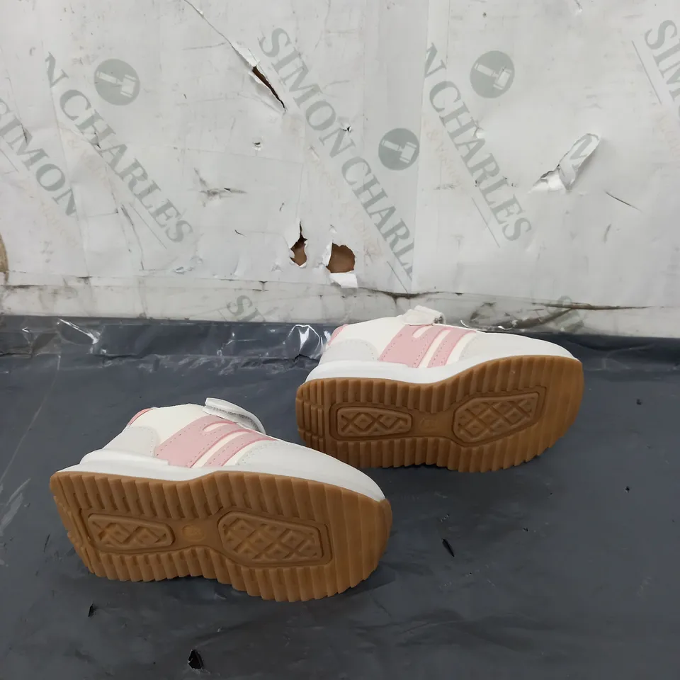 PAIRS OF KIDS TRAINERS IN CREAM/PINK SIZE UE 23