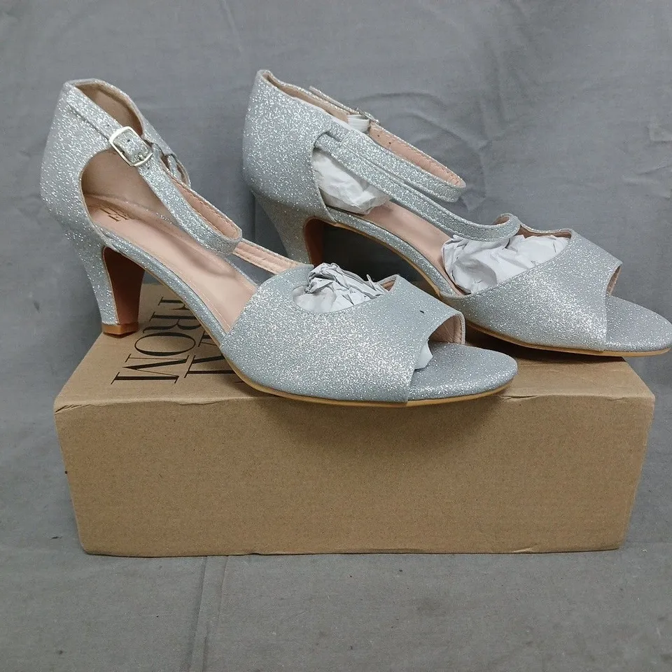BOXED PAIR OF WHERE'S THAT FROM OPEN TOE LOW HEEL SANDALS IN SILVER GLITTER SIZE UK 8