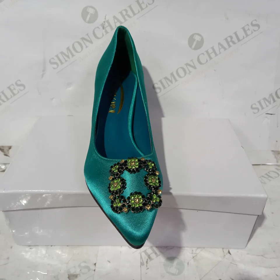 BOXED PAIR OF BAOYAFANG CLOSED TOE LOW HEEL SHOES IN TEAL SATIN W. JEWEL EFFECT SIZE UNSPECIFIED