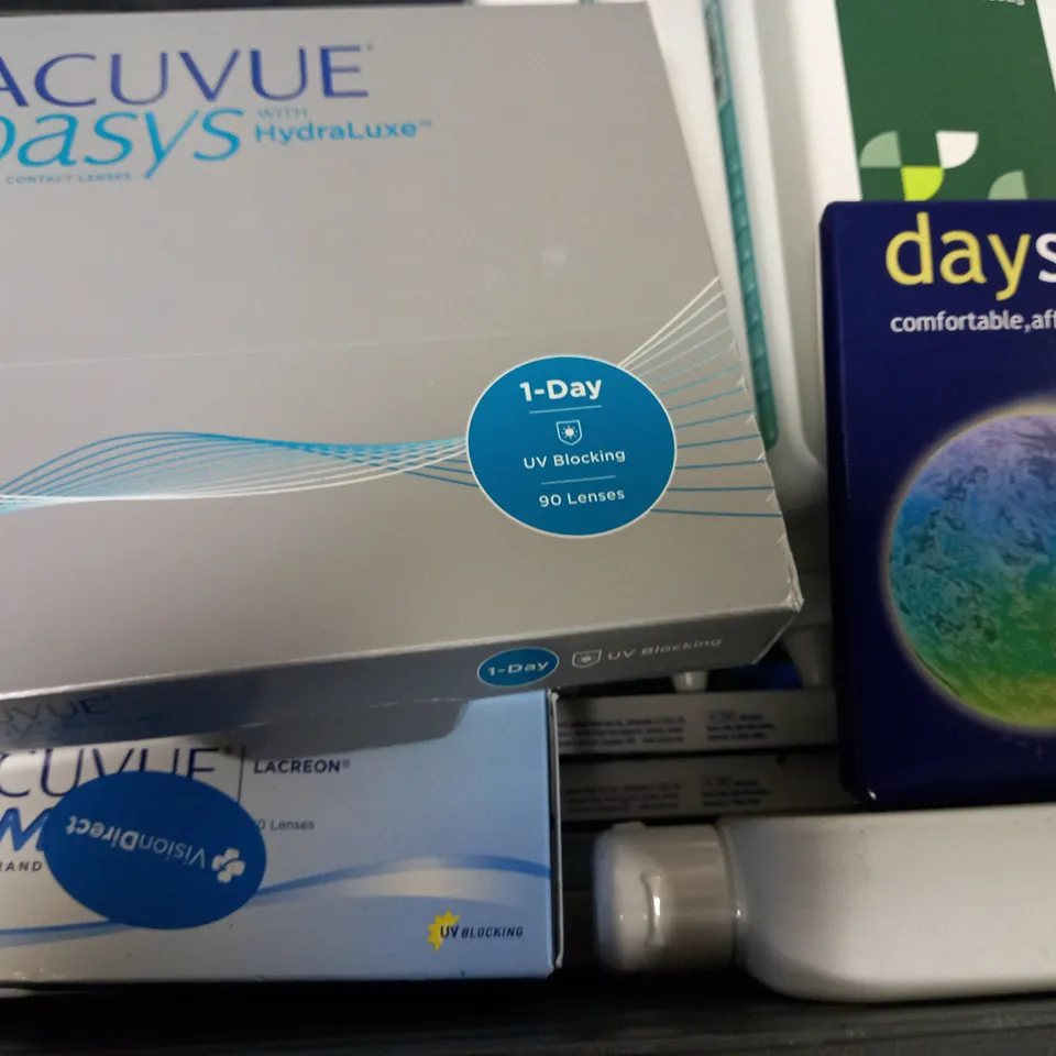 BOX OF APPROX 20 ASSORTED VISION CARE ITEMS TO INCLUDE - SPECSAVERS ALL PURPOSE - SPECSAVERS UNIPURPOSE - ACUVUE 1 DAY LENSES ETC