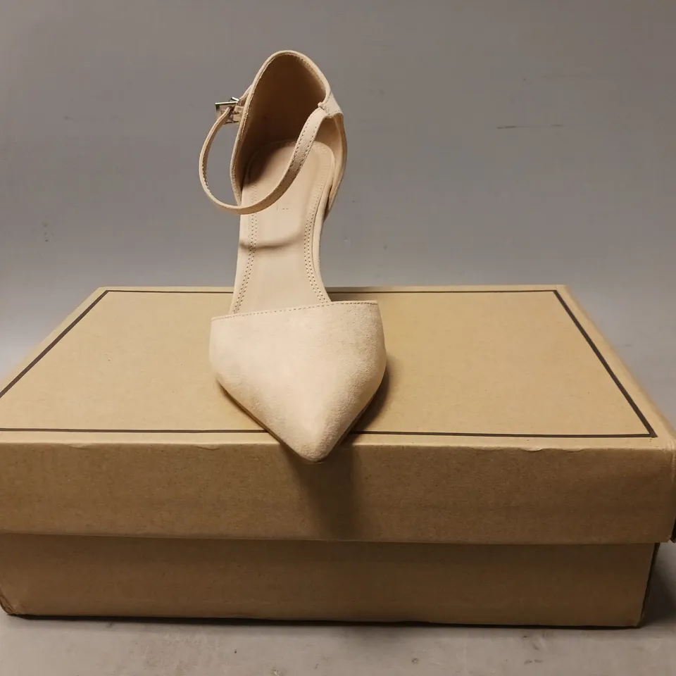 BOXED PAIR OF ASOS POINTED TOE HEELED SHOES IN BEIGE SIZE 6