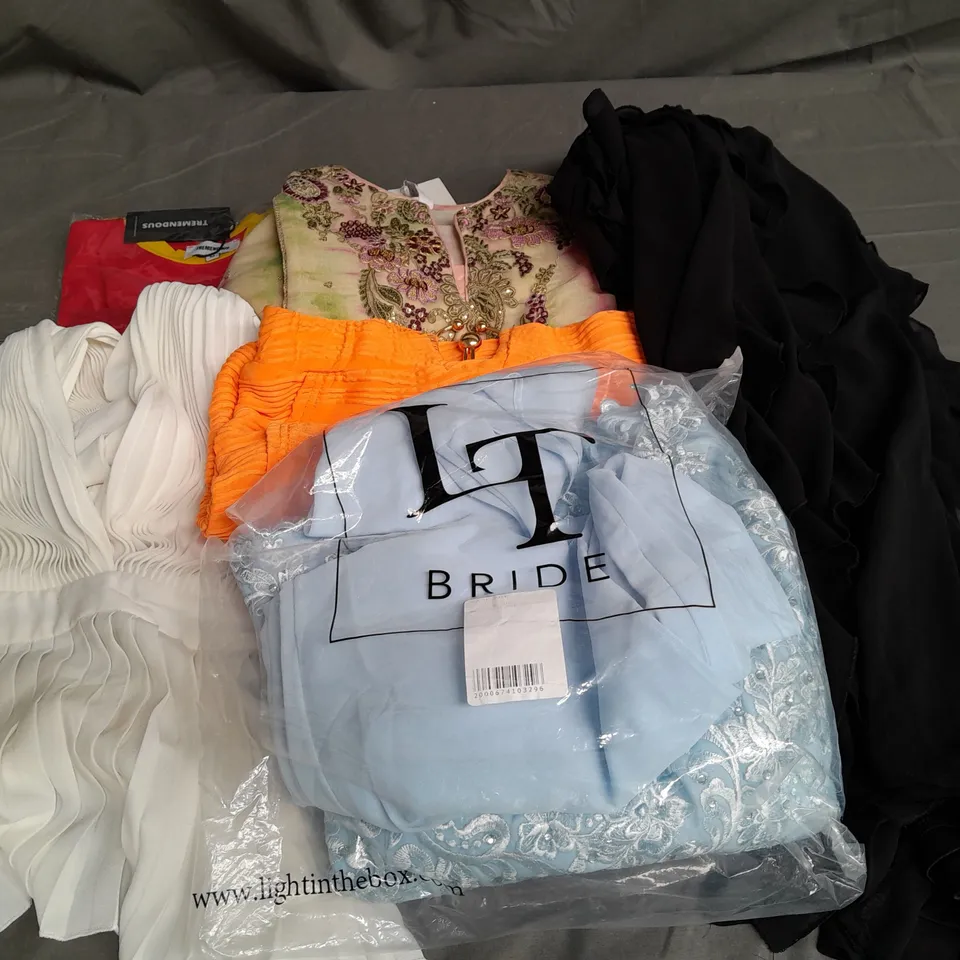 BOX OF APPROXIMATELY 25 ASSORTED CLOTHING ITEMS TO INCLUDE - DRESSES, SKIRT, TOPS ETC