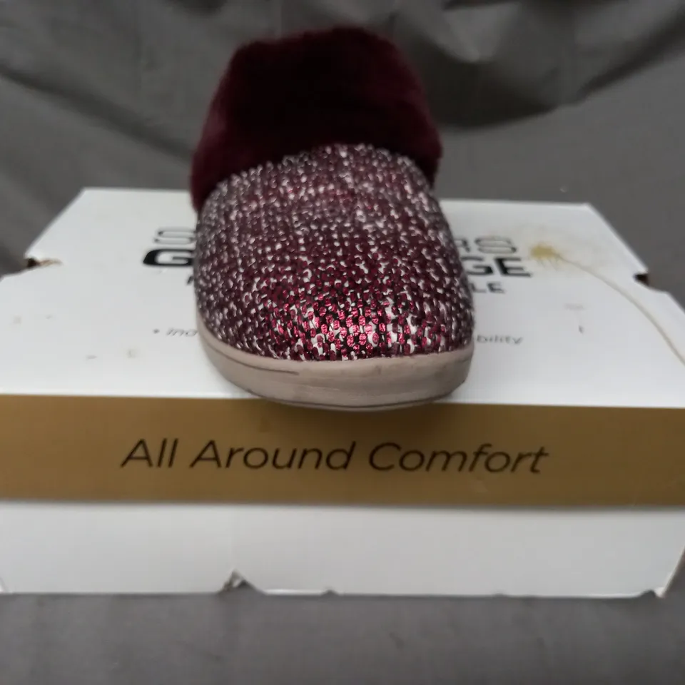 BOXED PAIR OF SKECHERS SLIPPERS IN BURGUNDY SIZE 8