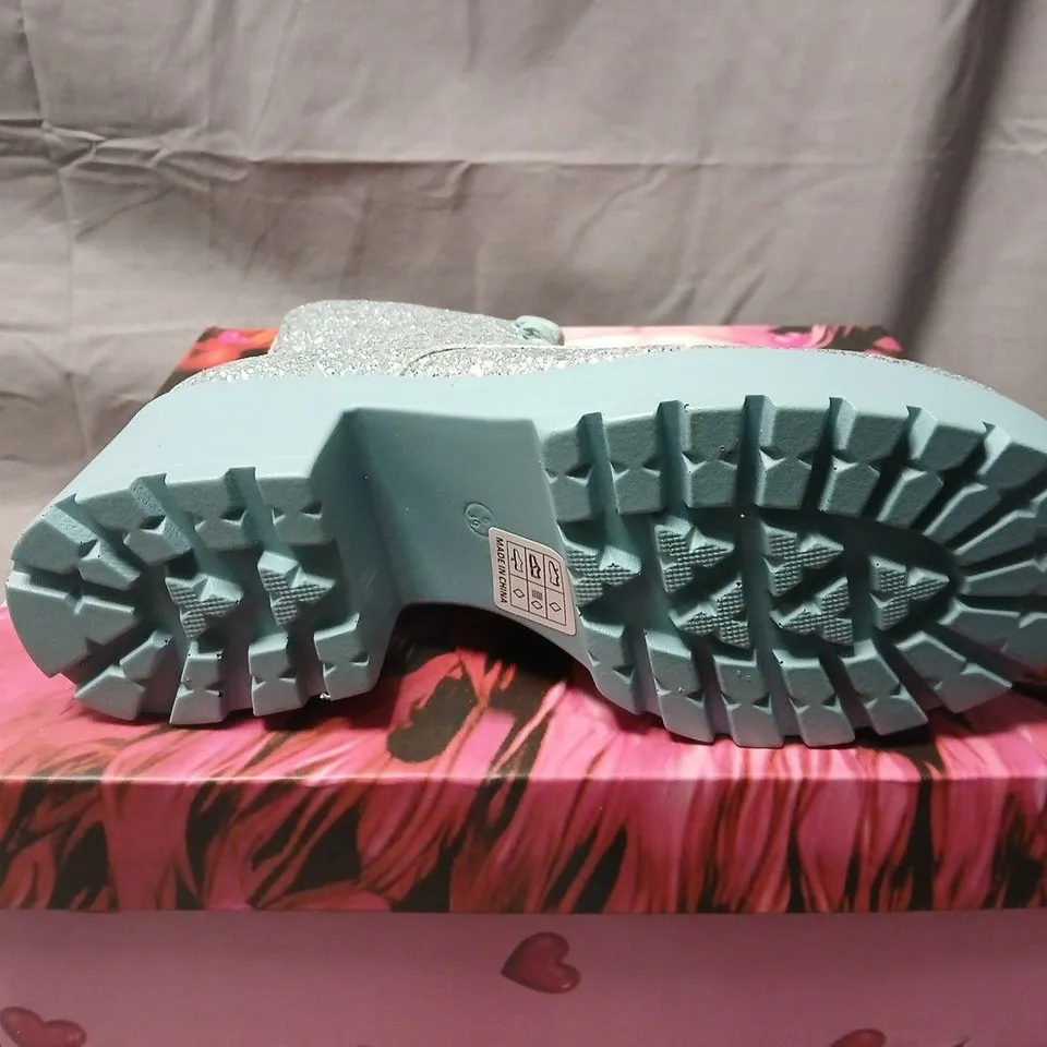BOXED KOI WIZARDS SPELL PLATFORM GLITTER BOOTS IN AQUA - UK 6