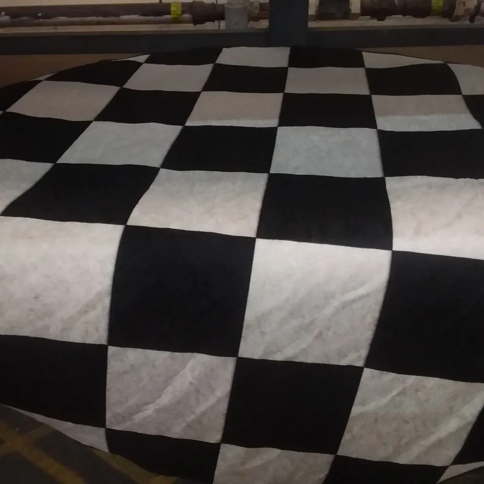 DAMA CHECKERED BLACK AND WHITE BATHMAT 