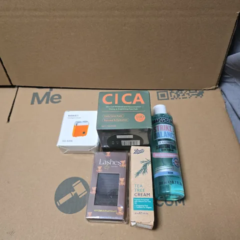 APPROXIMATELY 15 X ASSORTED COSMETIC ITEMS TO INCLUDE CICA TONER PADS, SOAP AND GLORY TONIC, INTELLIGENT SHAVER, LASHES BY COLBIE, BOOTS TEA TREE CREAM ETC