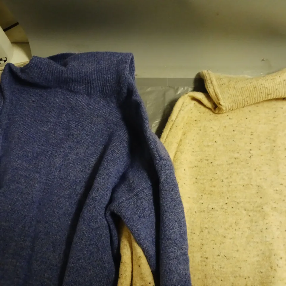 BOX OF APPROXIMATELY 10 ASSORTED CLOTHING AND FASHION ITEMS IN VARIOUS STYLES, SIZES, AND COLOURS / COLLECTION ONLY 