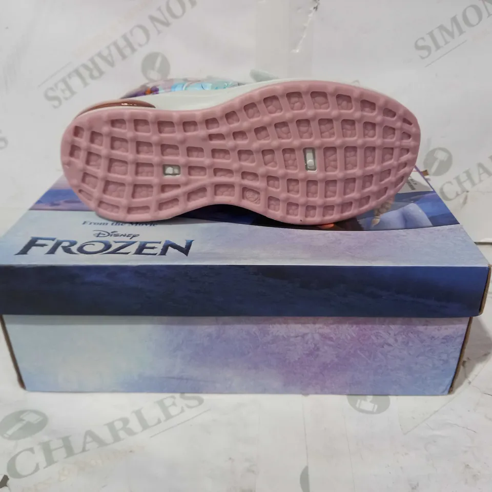 BOXED PAIR OF DESIGNER CHILDREN'S SHOES FROM THE DISNEY MOVIE FROZEN IN WHITE/PINK EU SIZE 30