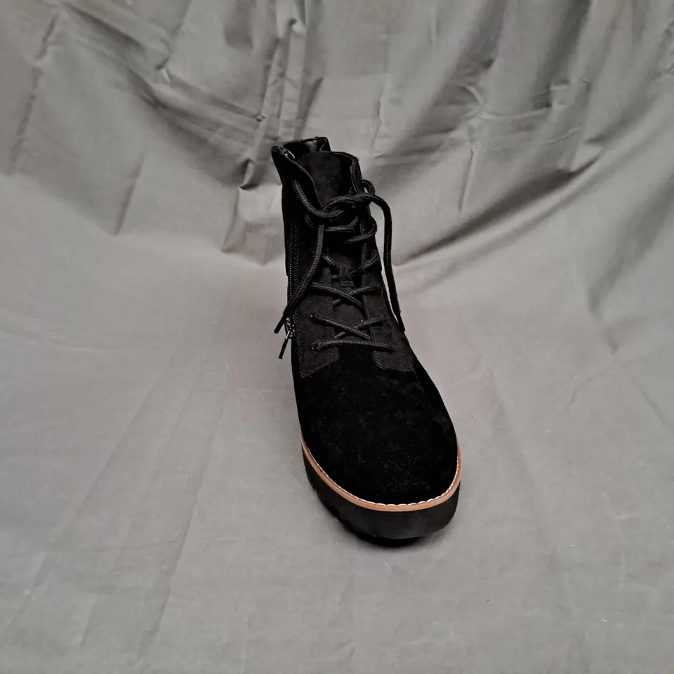 BOXED PAIR OF VIONIC LARSON LACE UP BOOTS IN BLACK SIZE 9