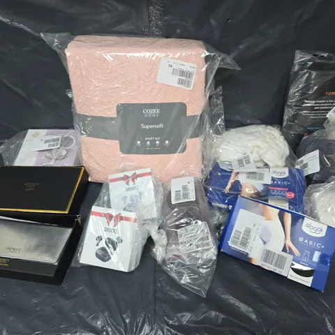 APPROXIMATELY 12 ASSORTED HOUSEHOLD GOODS TO INCLUDE - OSPREY PURSE, COZEE HOME, AND GROOVZ EARBUDS ETC. - COLLECTION ONLY 
