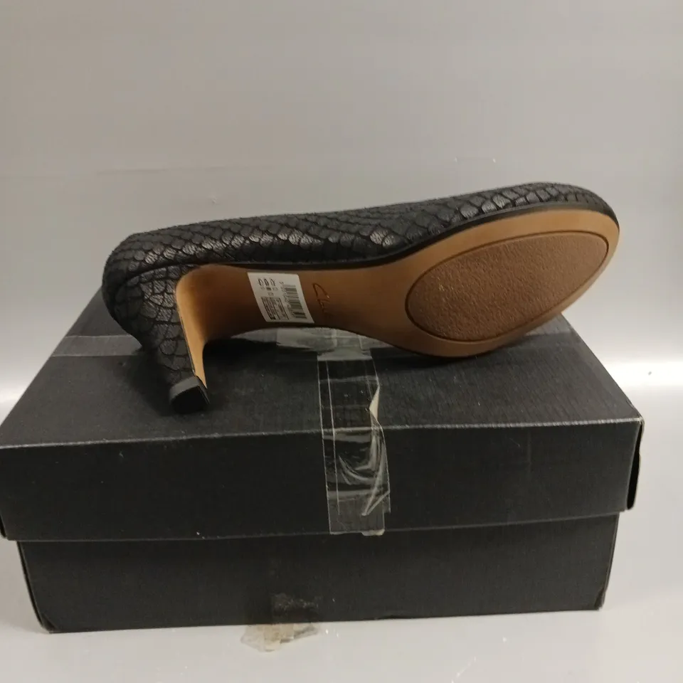 BOXED PAIR OF CLARKS CHORUS VOICE HIGH HEEL SHOES IN BLACK - 8
