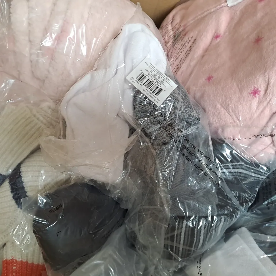 BOX OF APPROXIMATELY 20 ASSORTED CLOTHING AND FASHION ITEMS IN VARIOUS STYLES, SIZES, AND COLOURS TO INCLUDED KIM & CO, ETC