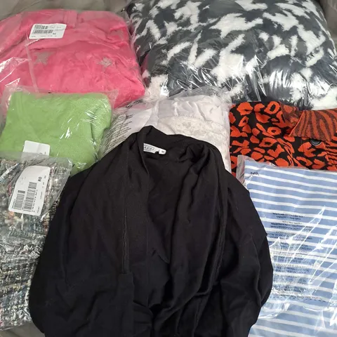 BOX OF APPROX 20 ASSORTED CLOTHING ITEMS TO INCLUDE - CARDIGAN, JUMPER, SKIRT ETC