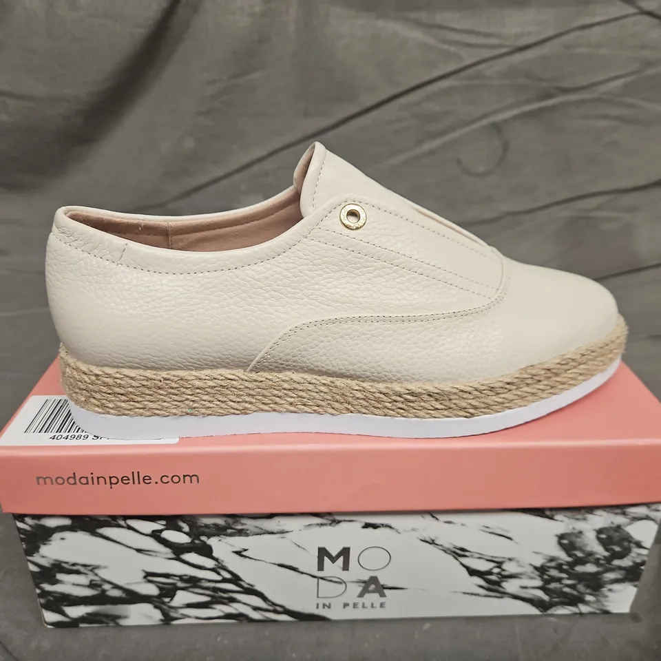BOXED PAIR OF MODA IN PELLE SLIP ON LOAFERS - UK SIZE 39