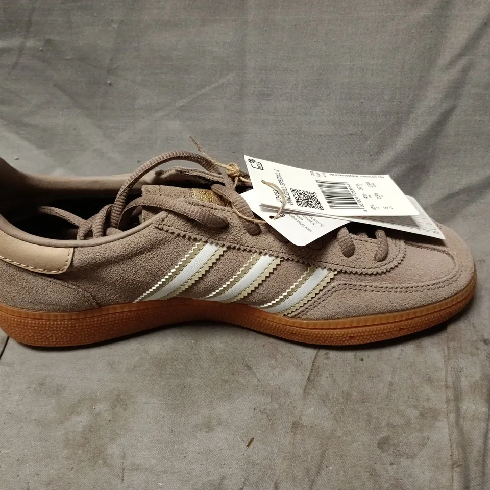 ADIDAS HANDBALL SPEZIAL BROWN/WHITE SUEDE TRAINERS – UK 4.5