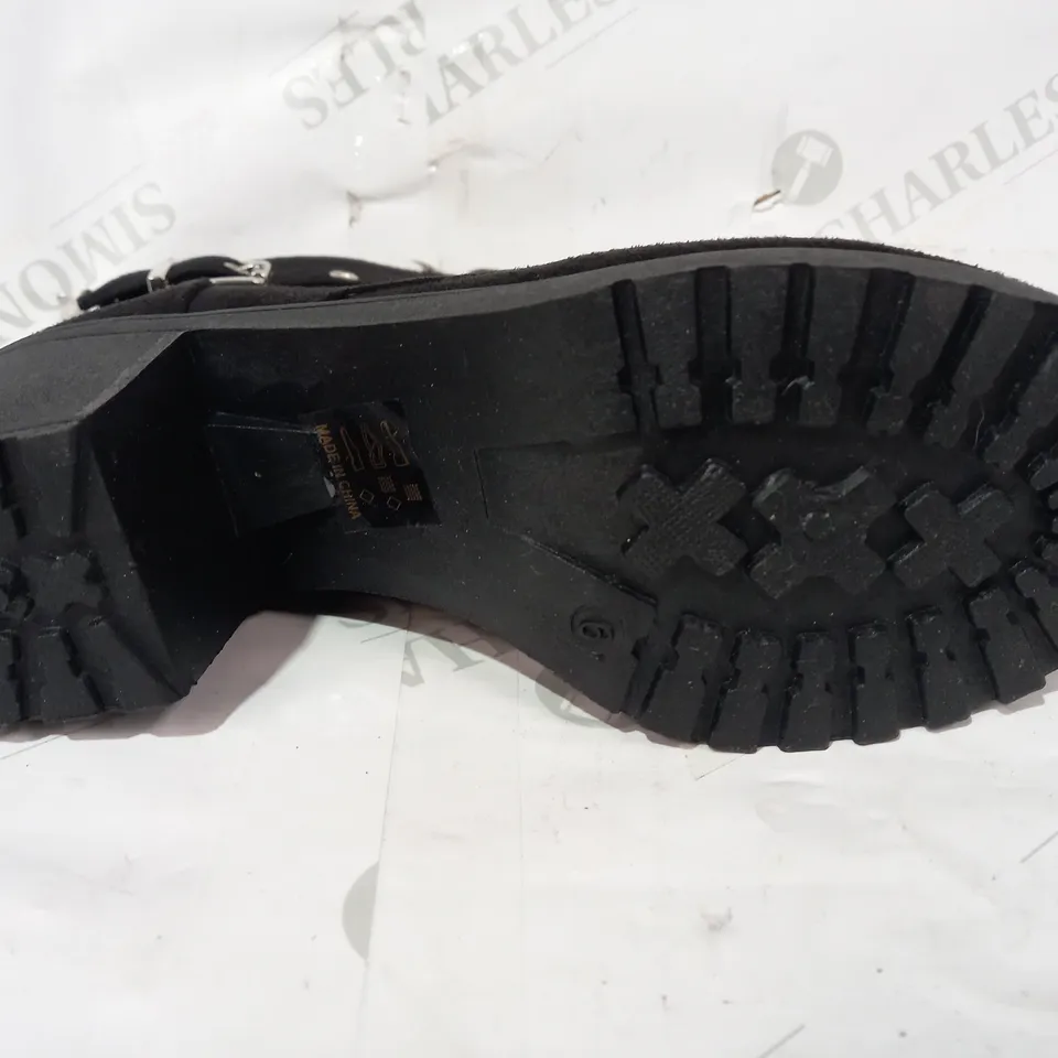BOXED PAIR OF DESIGNER ANKLE BOOTS IN BLACK UK SIZE 6
