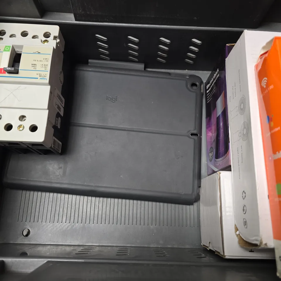APPROXIMATELY 7 ASSORTED ITEMS TO INCLUDE - DIGITAL TIMER SOCKET , ALAXE WIRELESS SPEAKER . DESK LIGHT ETC