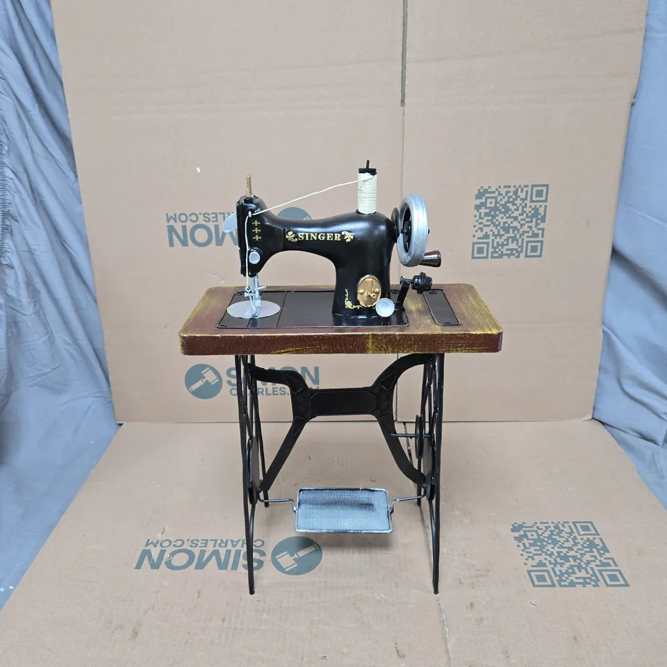 SINGER SEWING MACHINE ORNAMENT BOXED