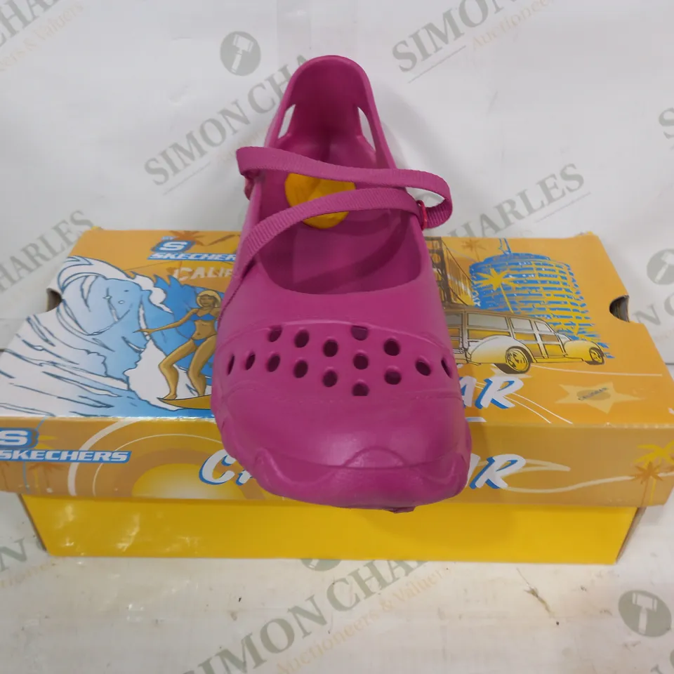 BOXED PAIR OF SKECHERS CALIES SHOES IN HOT PINK SIZE 10