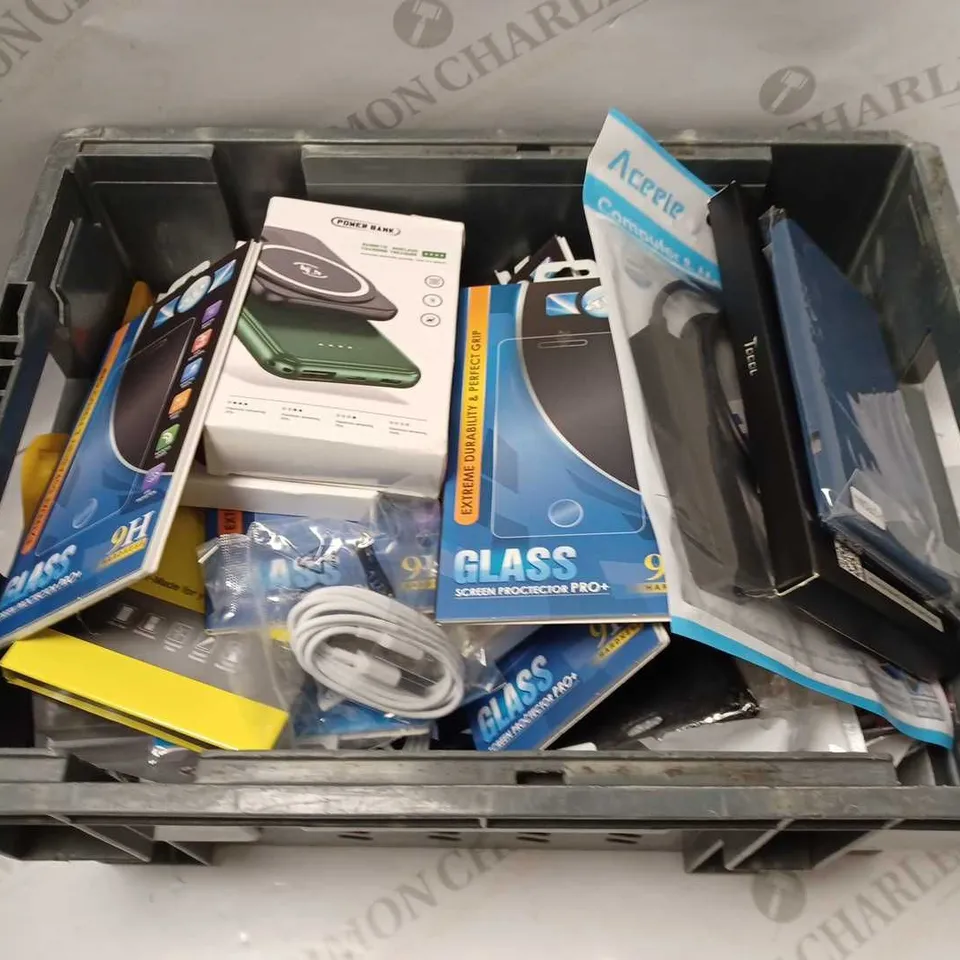 LOT OF APPROXIMATELY 30 PHONE ACCESSORIES AND ELECTRICALS TO INCLUDE TEMPERED GLASS SCREEN PROTECTORS, POWER BANKS, COMPUTE CABLE, ETC