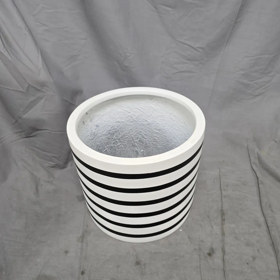  POT – WHITE CERAMIC PLANTER WITH BLACK STRIPE PATTERN