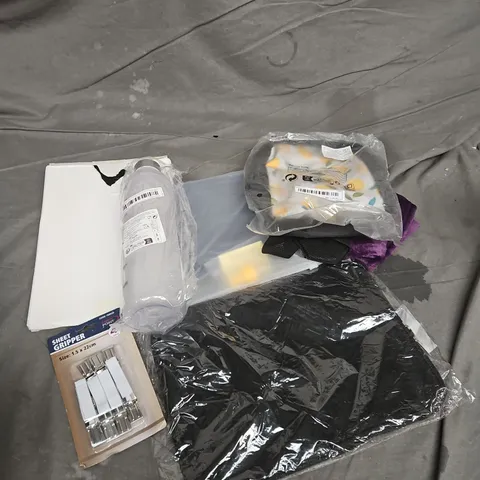 APPROXIMATELY 12 ASSORTED HOUSEHOLD ITEMS TO INCLUDE SHEET GRIPPER, LEMON BAG, CLEAR WATER BOTTLE, ETC