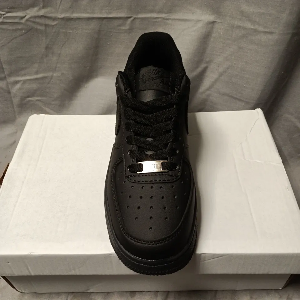 NIKE AIR BLACK TRAINERS SIZE 4 BOXED