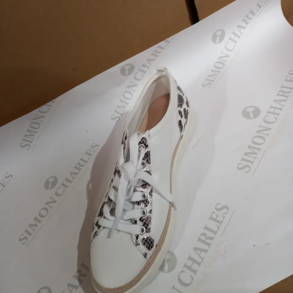 BOXED VIONIC SIZE 5 1/2 WHITE AND COW PRINT LACE UP TRAINERS  
