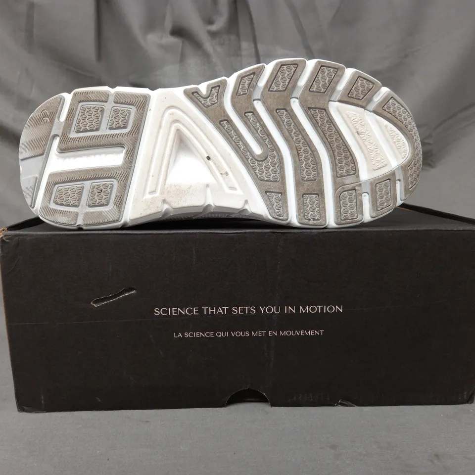 BOXED PAIR OF VIONIC WALK MAX TRAINERS IN WHITE SIZE 5.5