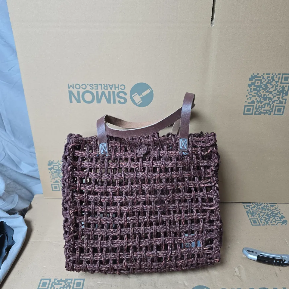 CAGE OF APPROXIMATELY 15 ASSORTED ITEMS TO INCLUDE: WICKER STYLE HANDBAG 