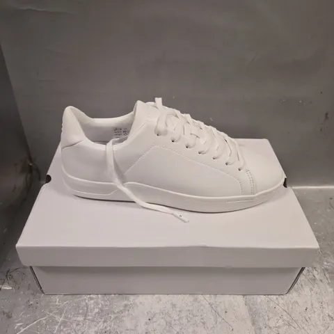 BOXED PAIR OF BEE INSPIRED EZRA TRAINERS IN WHITE - 8