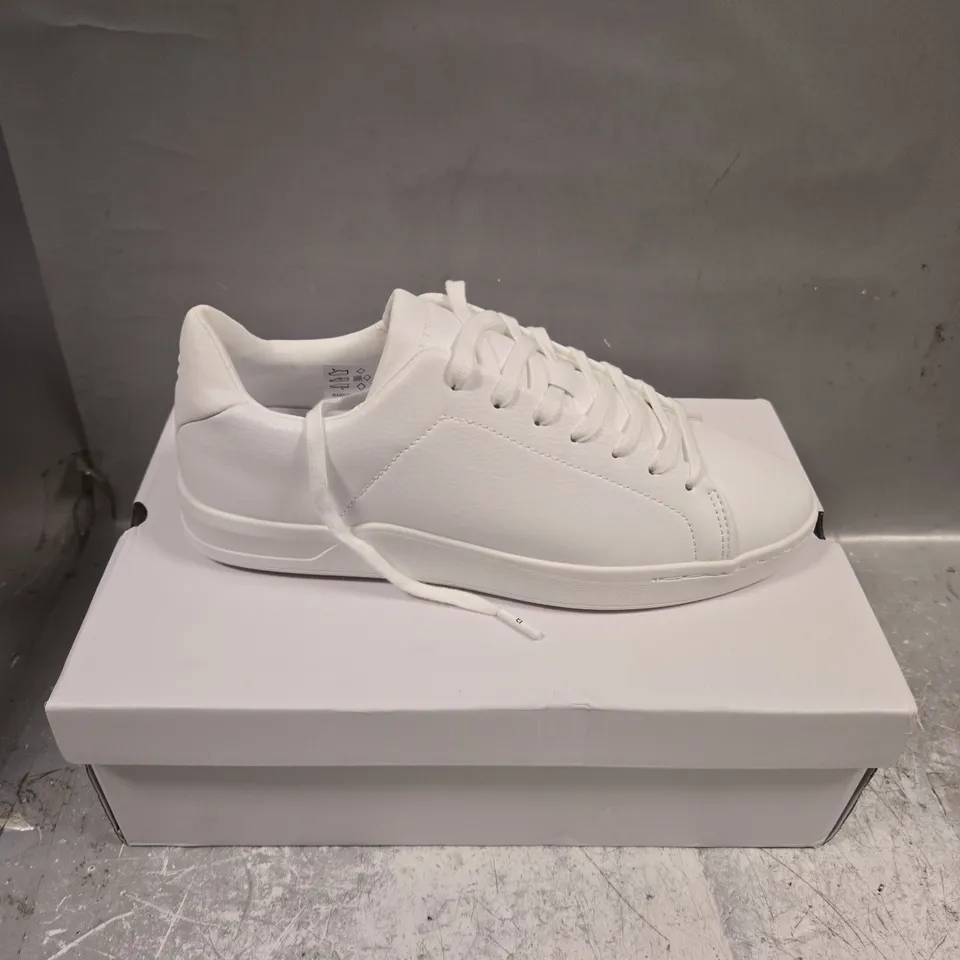 BOXED PAIR OF BEE INSPIRED EZRA TRAINERS IN WHITE - 8