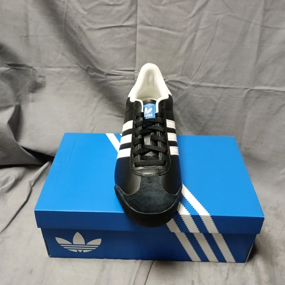 BOXED PAIR OF ADIDAS K 74 TRAINERS IN BLACK - UK 9