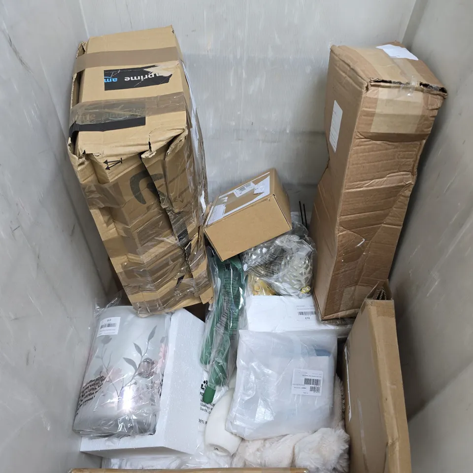 APPROXIMATELY 15 ASSORTED HOUSEHOLD PRODUCTS TO INCLUDE HOME DECOR, LED LIGHT, QUILTED THROW ETC - COLLECTION ONLY