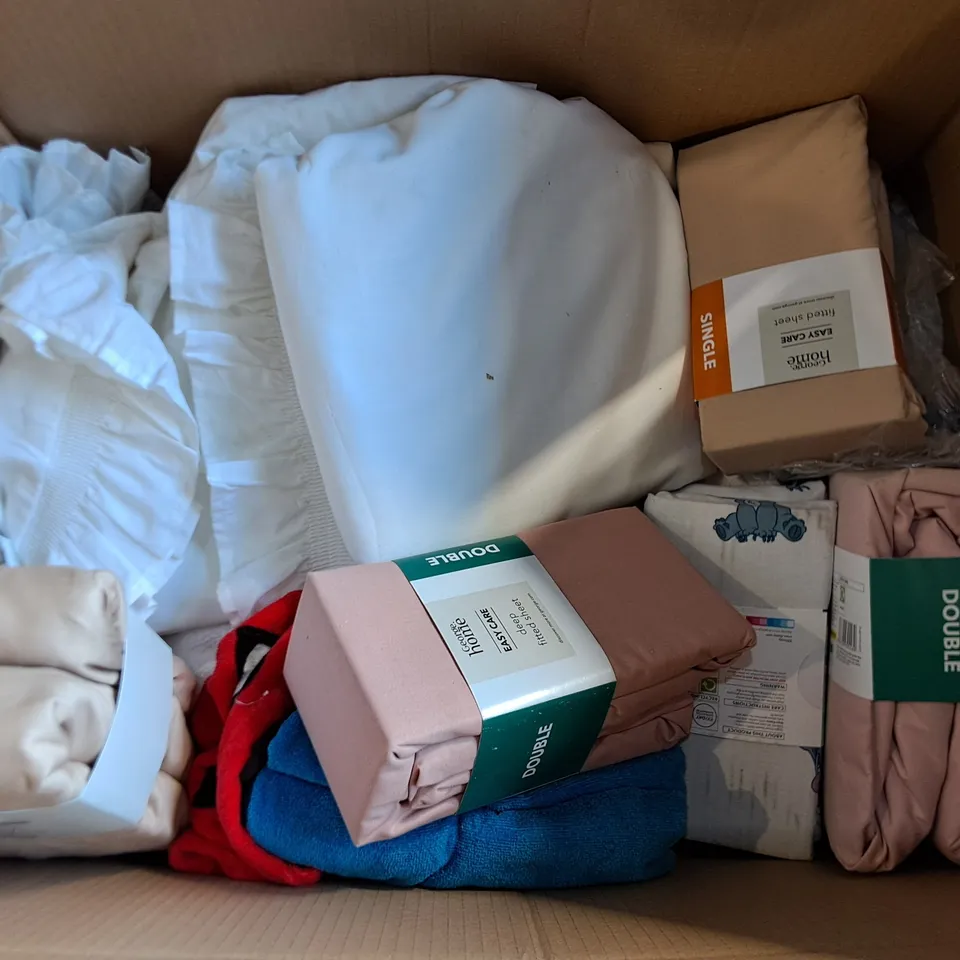 LOT OF APPROXIMATELY 20 ASSORTED BEDDING AND SOFT FURNISHING  ITEMS TO INCLUDE COTTON PILLOWCASES AND DUVET SETS