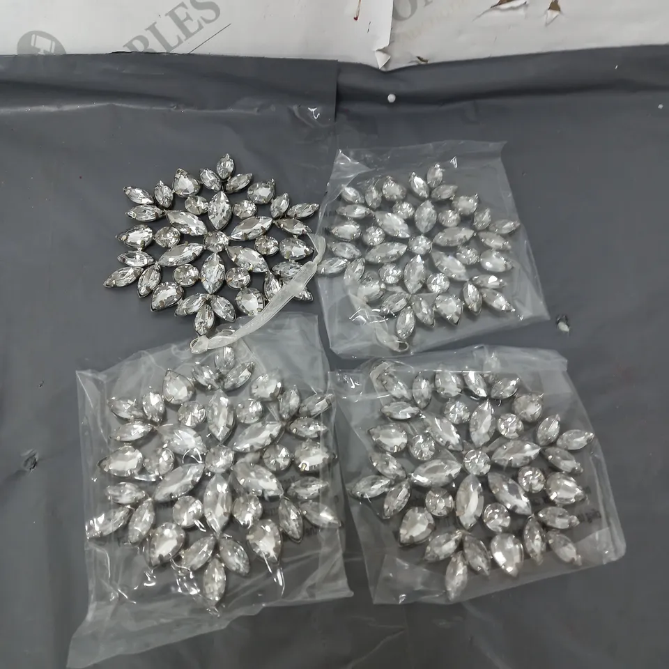 BOX OF 4 HOUSE DECORATIONS 