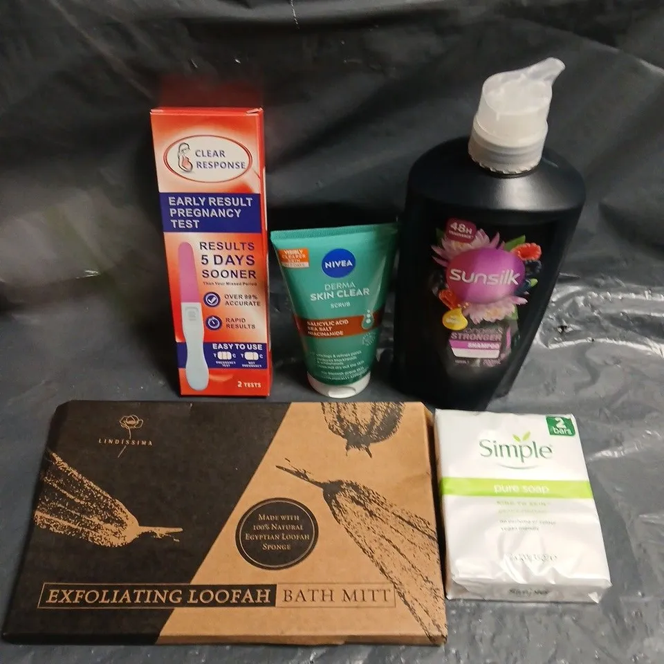 APPROXIMATELY 15 ASSORTED HEALTH & BEAUTY PRODUCTS TO INCLUDE SIMPLE SOAP, NIVEA SCRUB, SUNSILK SHAMPOO ETC 