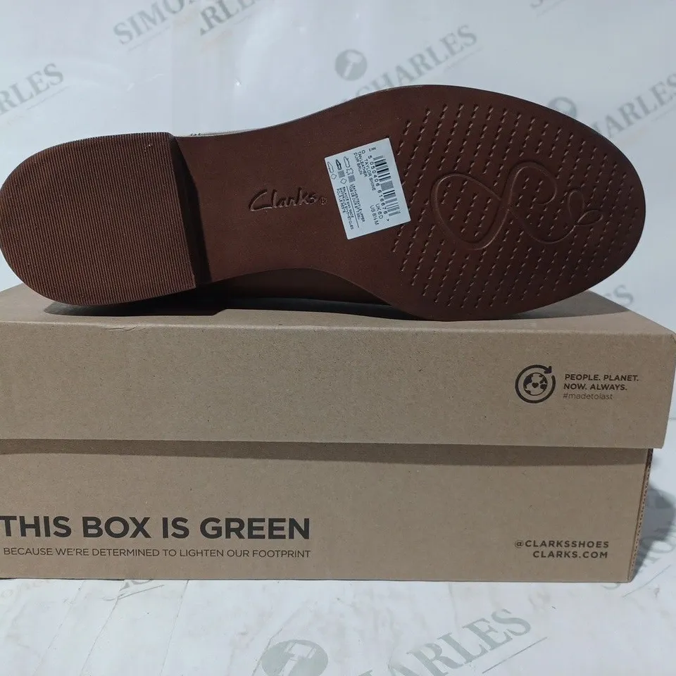BOXED PAIR OF CLARKS TAYLOR SHINE SHOES IN TAN UK SIZE 6