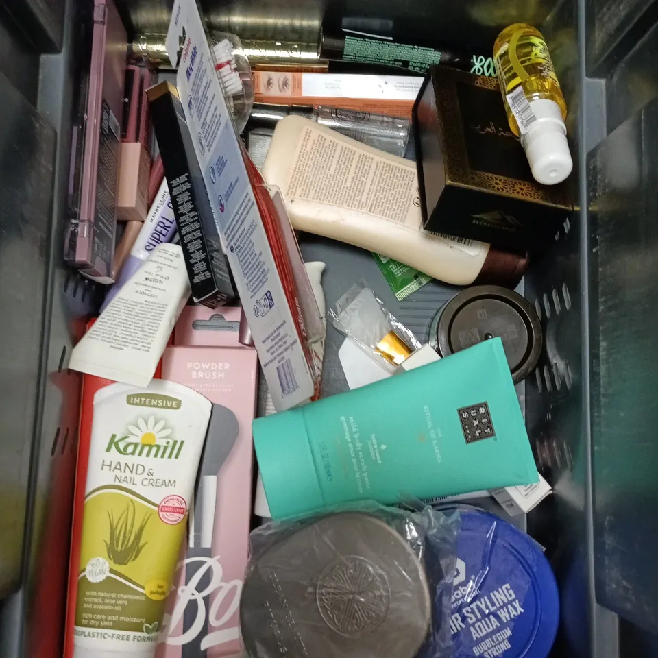 APPROXIMATEY 20 ASSORTED HEALTH AND BEAUTY PRODUCTS TO INCLUDE - GARNIER BRIGHTENING CREAM CLEANSER - CANTU SHAMPOO AND BABY DOVE NAPPY CREAM
