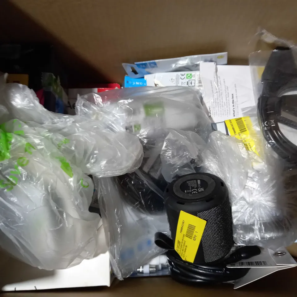 LOT OF APPROXIMATELY 30 ASSORTED ELECTRICAL ITEMS, TO INCLUDE EARPHONES, CHARGER, ETC