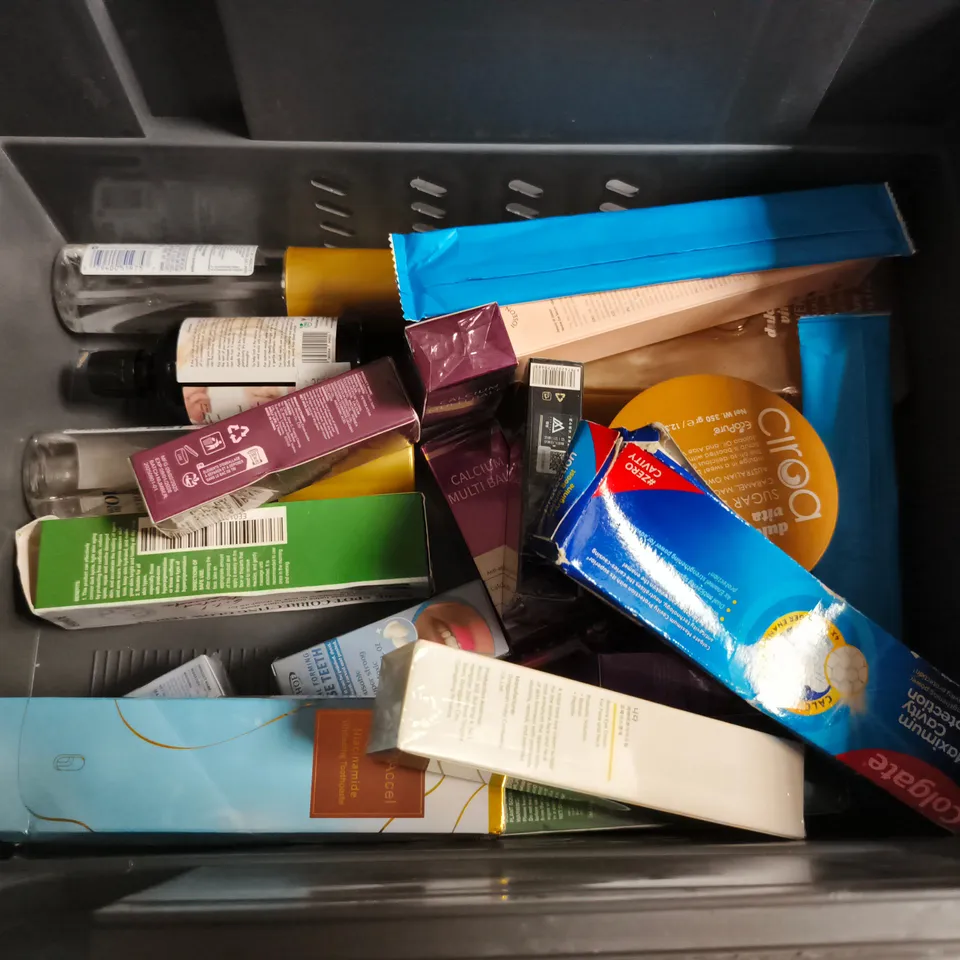 APPROXIMATELY 20 HEALTH AND BEAUTY PRODUCTS TO INCLUDE PANOXYL ACNE FOAMING WASH, COLGATE TOOTHPASTE AND CIROA PERFUME MIST