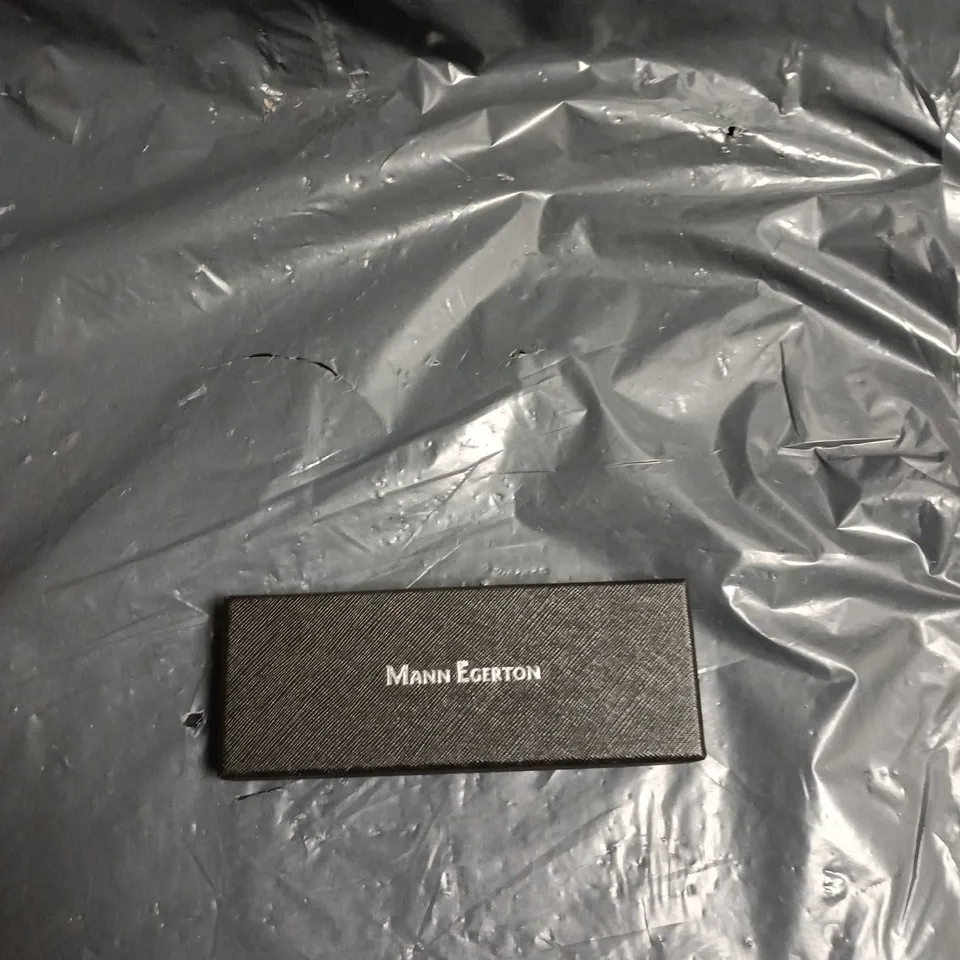 MANN EGERTON FOUNTAIN PEN IN PRESENTATION BOX - BLACK WITH GOLD TRIM