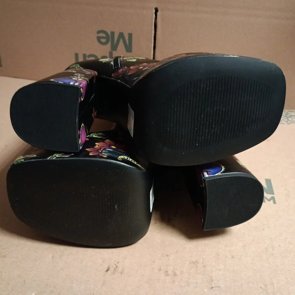 BOXED PAIR OF KOI VERDICT OF A SERPENT & DAGGER HEELED BOOTS IN BLACK SIZE UK 5