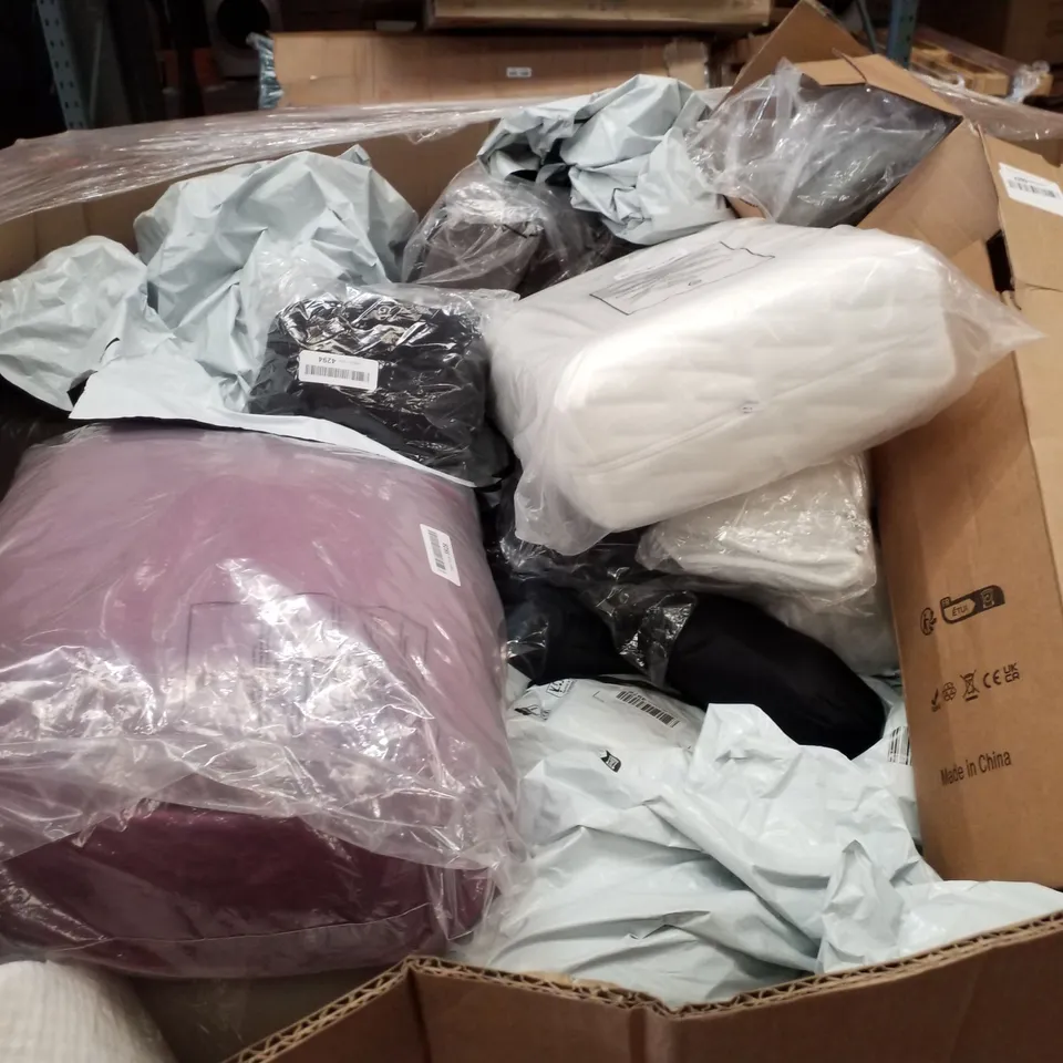 PALLET CONTAINING ASSORTED PILLOWS & CUSHIONS