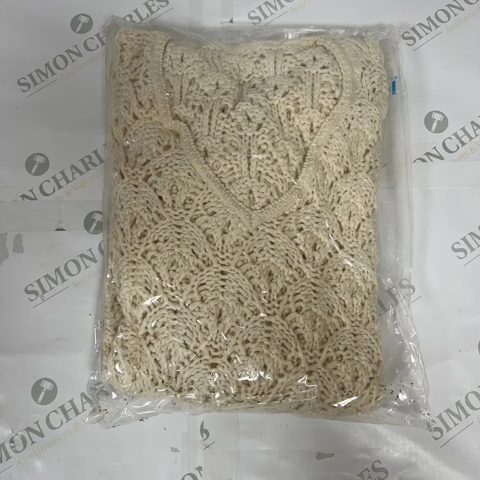 20 AS NEW BAGGED LOOSE KNIT V NECK SWEATSHIRTS IN BEIGE IN VARIOUS SIZES