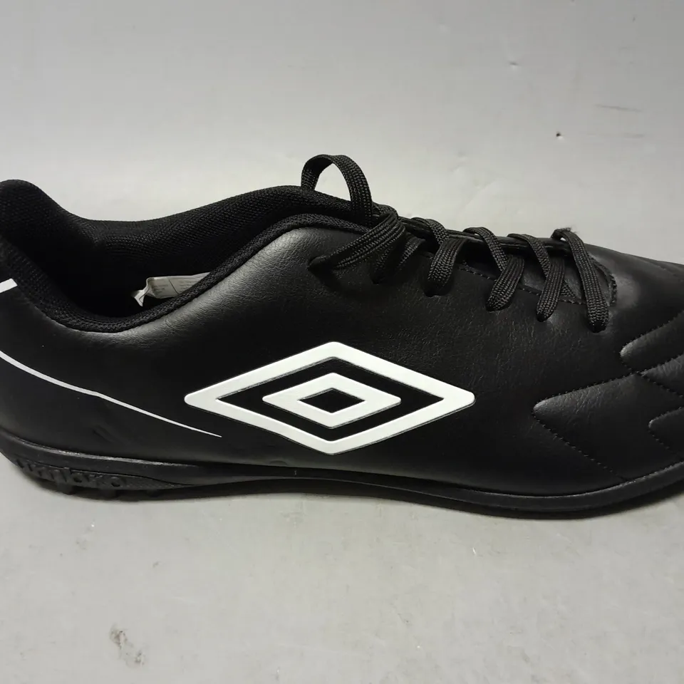 PAIR OF UMBRO ATTACCANTE ASTROTURF FOOTBALL BOOTS IN BLACK - UK 11