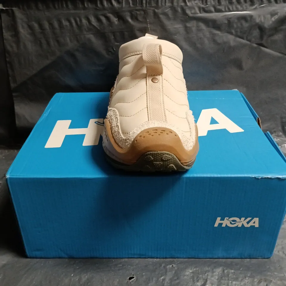 BOXED PAIR OF HOKA U ORA PRIMO SHOES IN CREAM/TAN SIZE UK 5