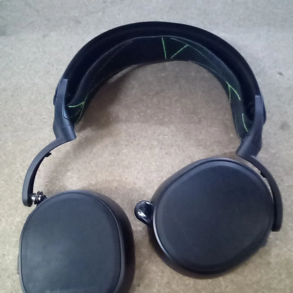 BOXED STEEL SERIES ARCTIS 9 WIRELESS HEADPHONES 