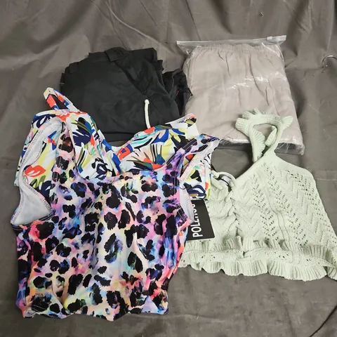 BOX OF APPROXIMATELY 20 ASSORTED CLOTHING ITEMS TO INCLUDE TROUSERS, TOPS, SWIMWEAR, ETC