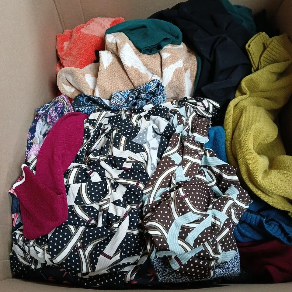 BOX OF APPROXIMATELY 10 ASSORTED CLOTHING ITEMS IN VARIOUS STYLES, COLOURS AND SIZES 